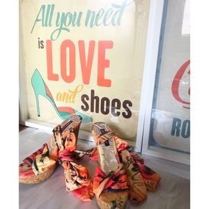 Fun and trendy straps sandals.